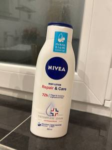 Eine weiße Flasche Bodylotion von Nivea