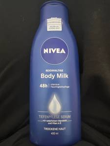 Eine blaue Flasche Nivea Body Milk