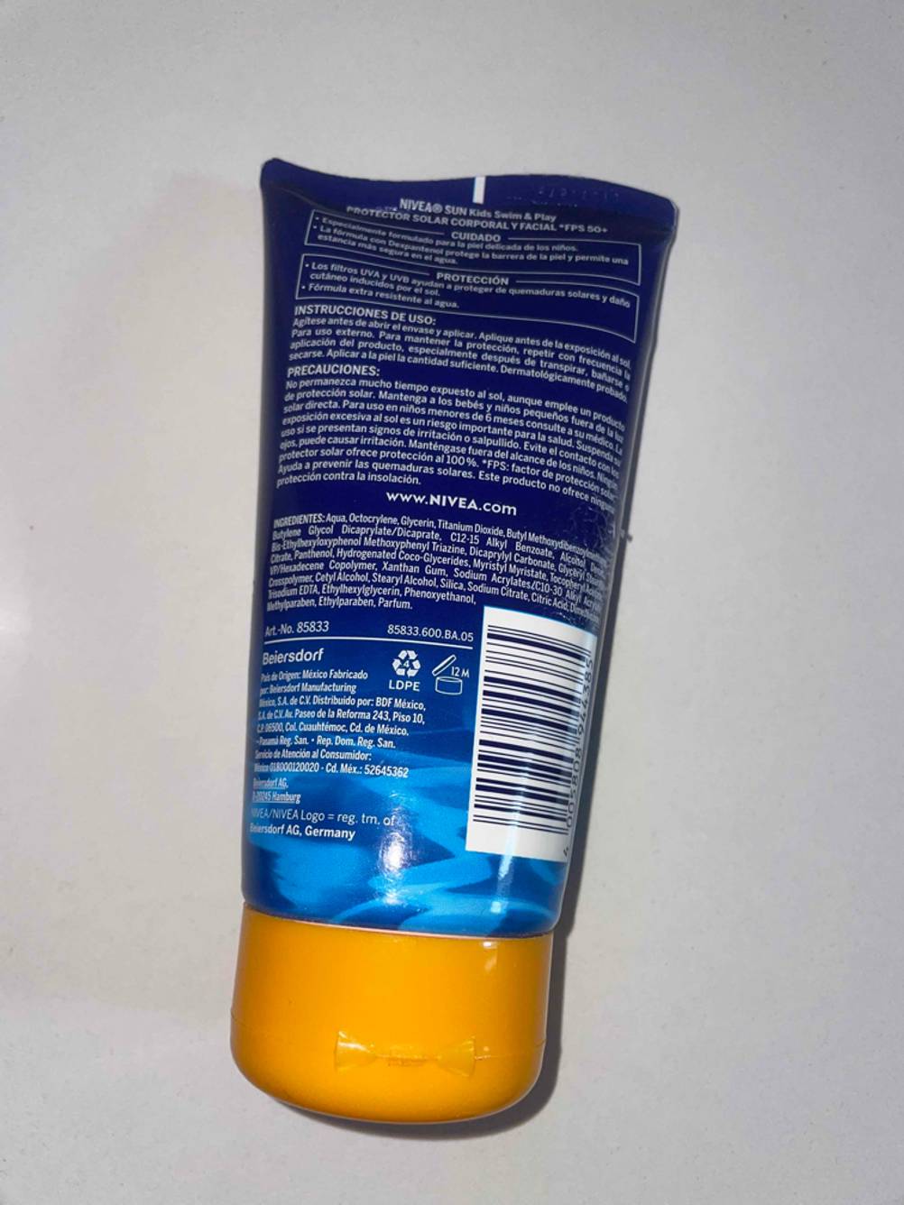Rückseite einer Tube der getesteten Nivea-Creme auf einer hellen Fläche.