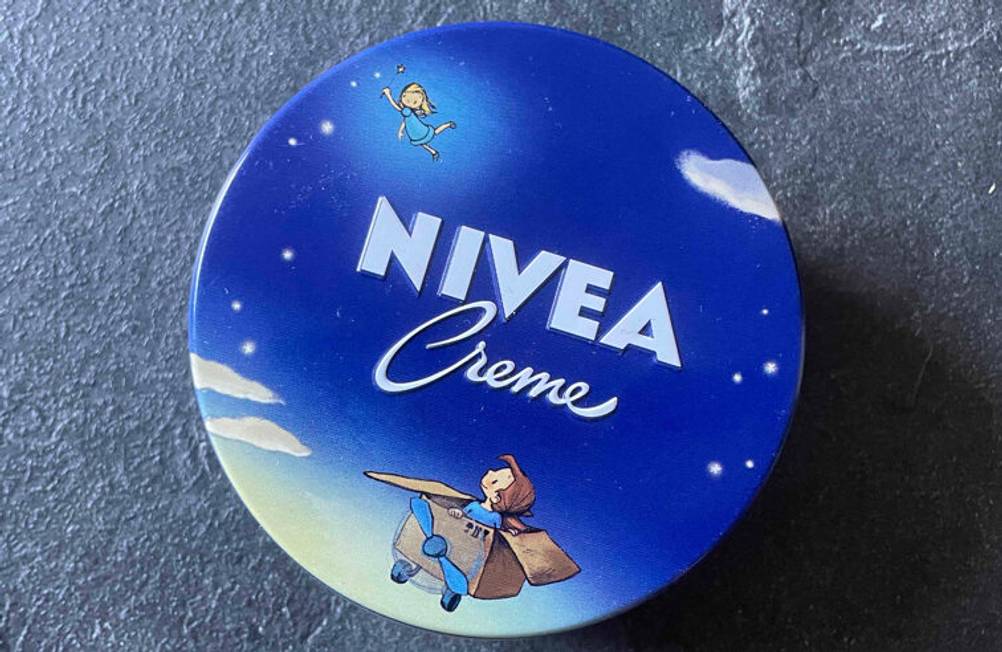 Getestet: Nivea-Creme in einer Dose, die auf einer grauen Oberfläche steht.