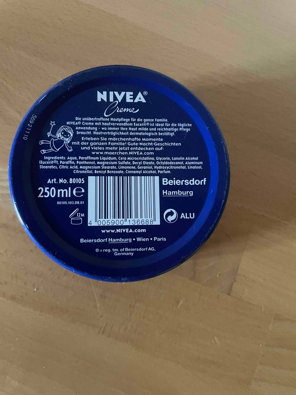 Rückseite von einer getesteten Nivea-Creme-Dose mit Inhaltsstoffangaben. 