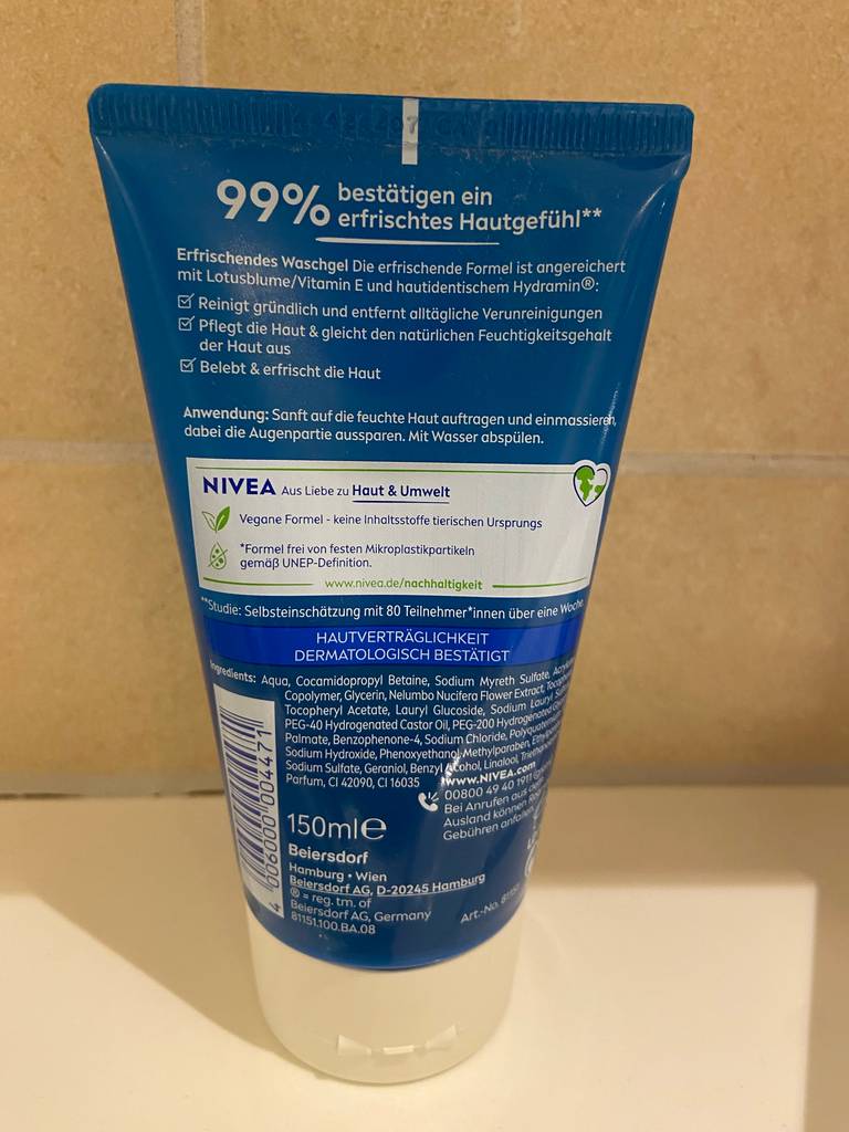 Nahaufnahme der Produktbeschreibung auf der Tube von NIVEA mit der getesteten milden Gesichtsreinigung.