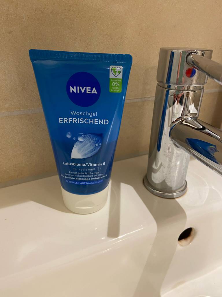 Die getestete milde Gesichtsreinigung in der Tube von NIVEA steht neben der Armatur auf einem Waschbecken.