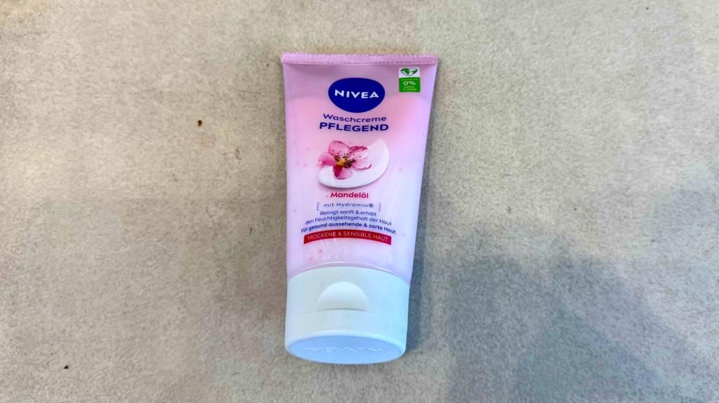 Blick auf die Verschlusskappe einer Tube mit getesteter Nivea-Gesichtsreinigung.