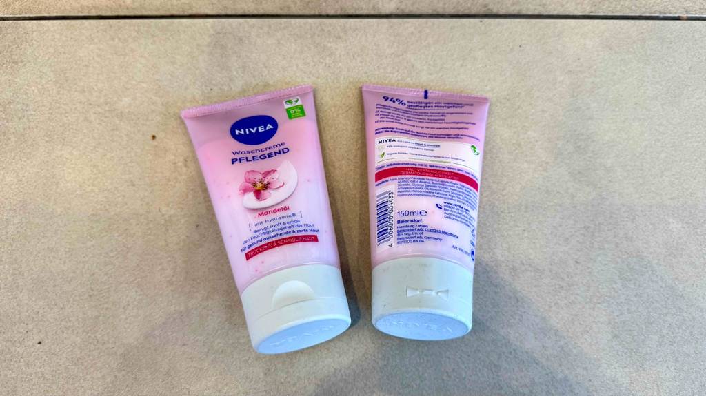 Nivea-Gesichtsreinigung getestet: Eine Tube liegt neben einer zweiten mit der Rückseite nach oben.