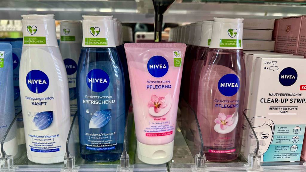 Nivea-Gesichtsreinigung im Test: Mehrere Tuben stehen zwischen anderen Pflegeprodukten in einem Regal.