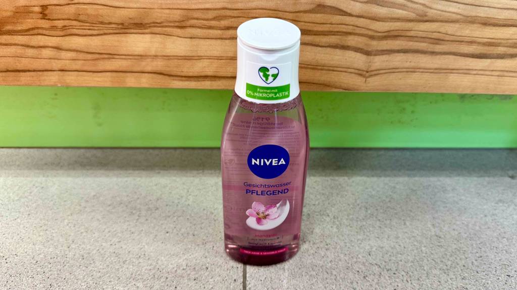 Nivea-Gesichtswasser-Test: Auf dem Klappdeckel steht der Hinweis auf 0% Mikroplastik.
