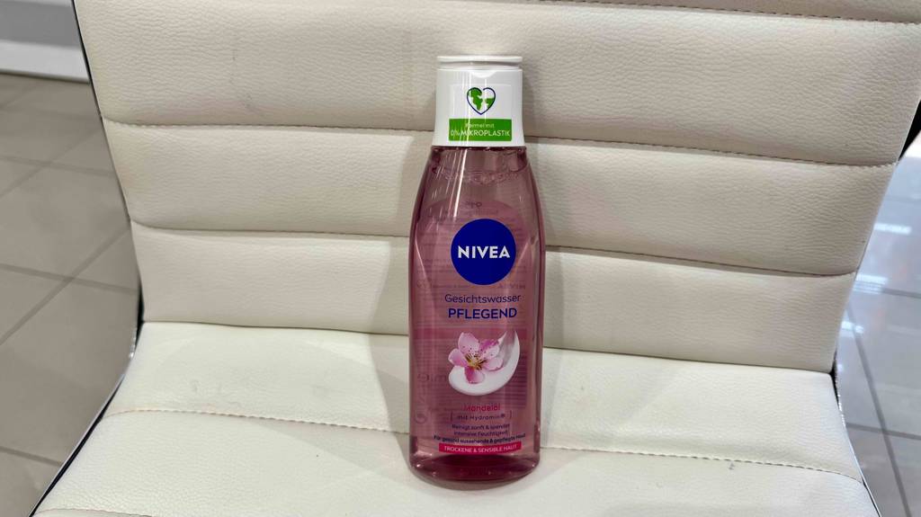 Eine Flasche Nivea-Gesichtswasser steht zum testen auf einem Ledersessel.
