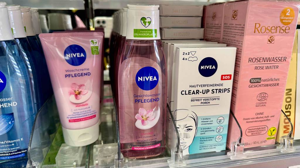 Nivea-Gesichtswasser im Test: Mehrere Flaschen stehen zwischen anderen Pflegeprodukten in einem Regal.