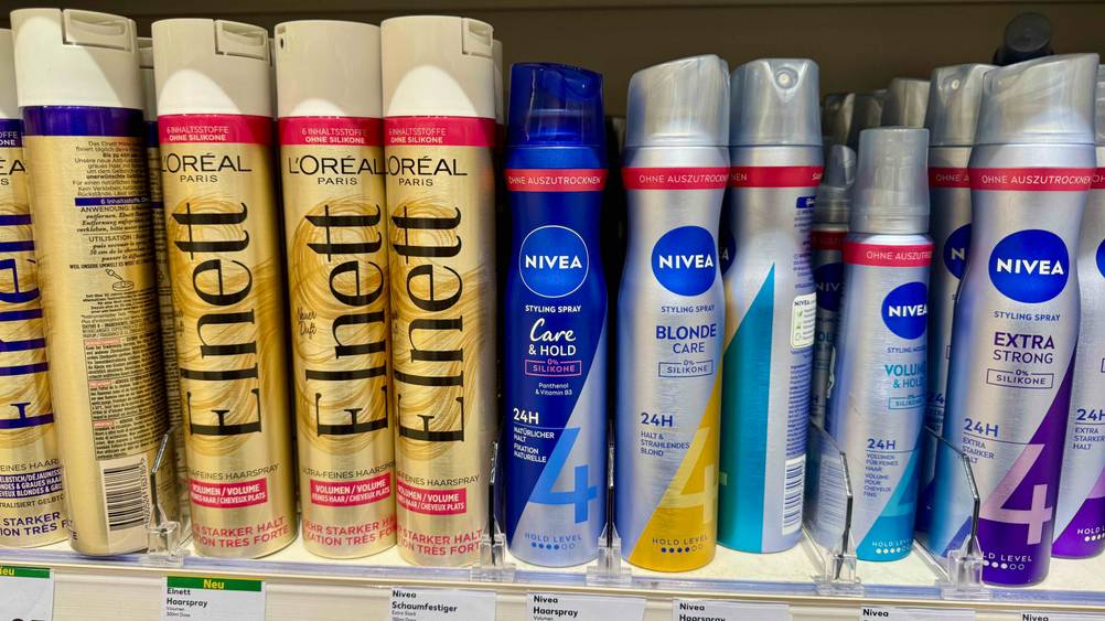Nivea-Haarspray-Test: Eine Dose steht neben anderen Produkten in einem Regal.