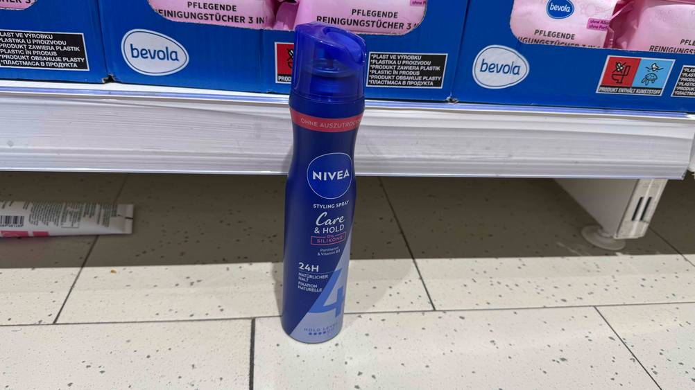 Nivea-Haarspray getestet: Eine Dose steht vor einem Verkaufsregal auf dem Boden.