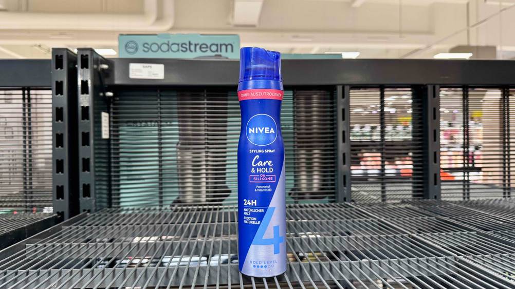 Eine Dose des getesteten Nivea-Haarsprays auf eine Gitterregal stehend.