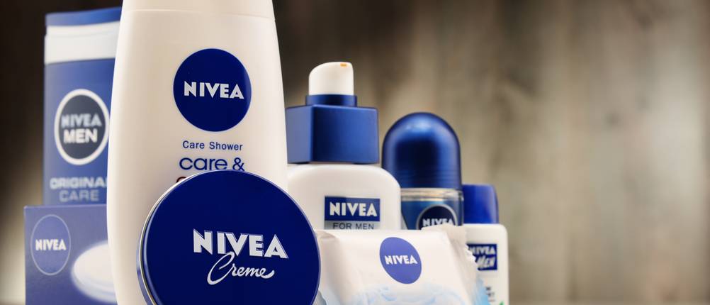 Nivea-Handcreme-Test: Mehrere Produkte der Marke Nivea stehen gemeinsam auf einer Fläche.