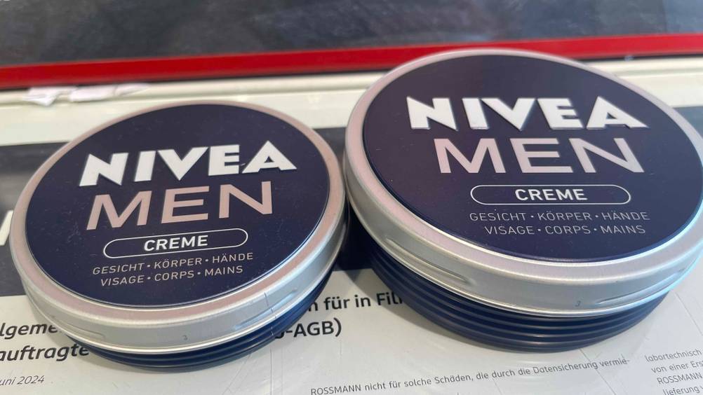 Zwei Packungen der Nivea-Men-Gesichtscreme im Test auf einer hellen Fläche.