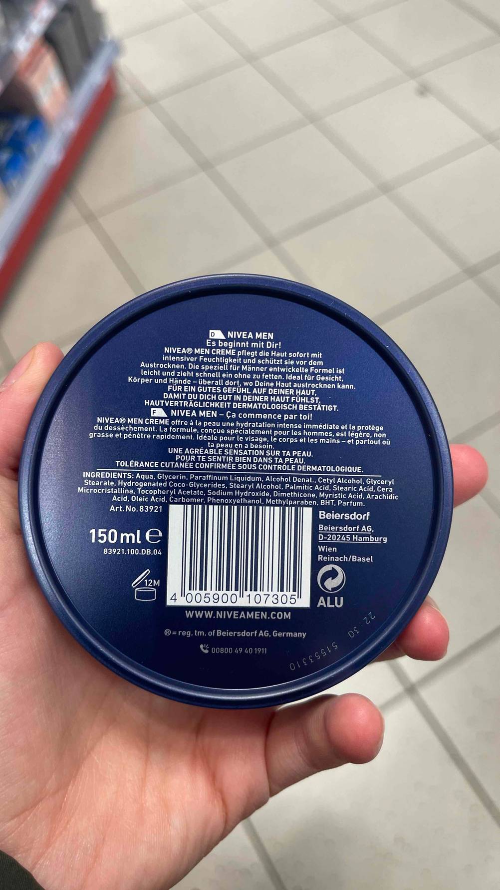 Nahaufnahme der Rückseite der Dose der getesteten Nivea-Men-Gesichtscreme von einer Hand gehalten.