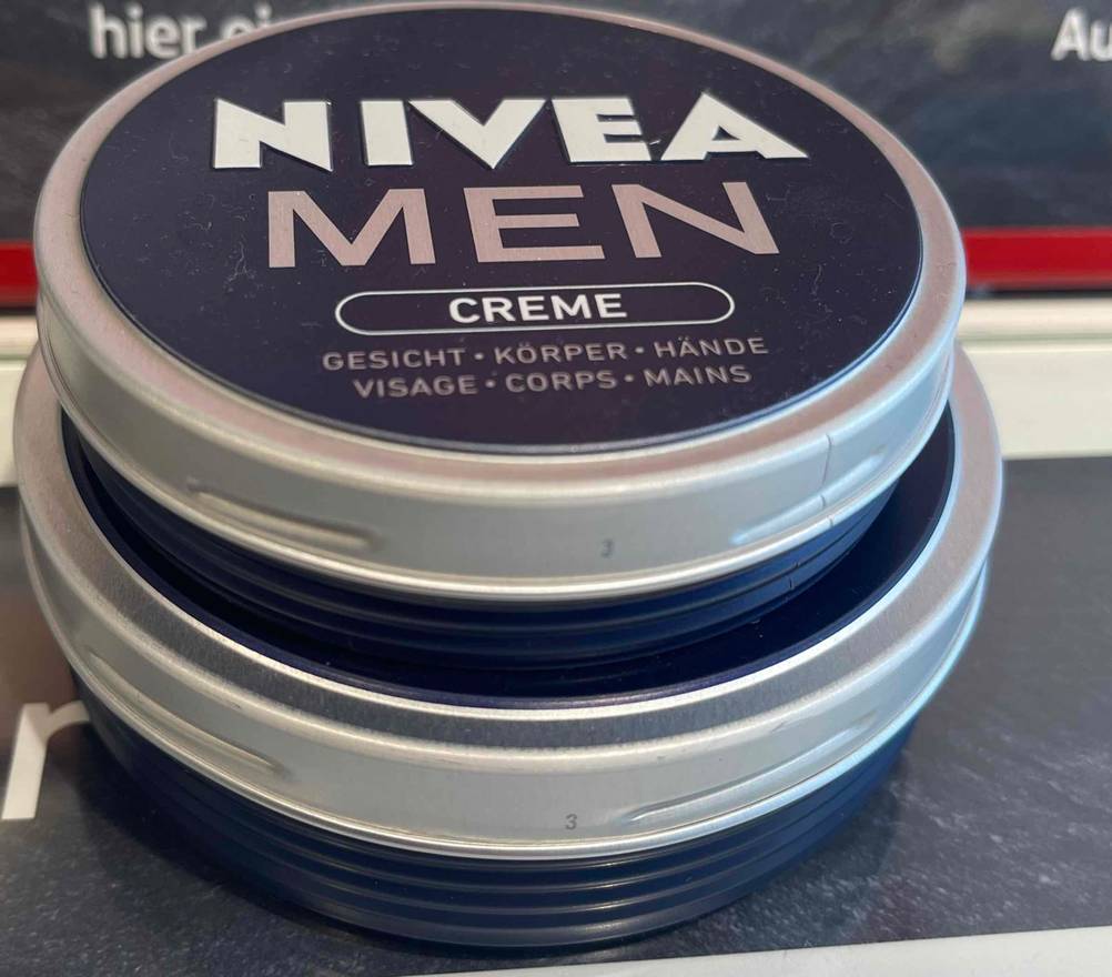Getestet: Zwei Dosen der Nivea-Men-Gesichtscreme übereinander.