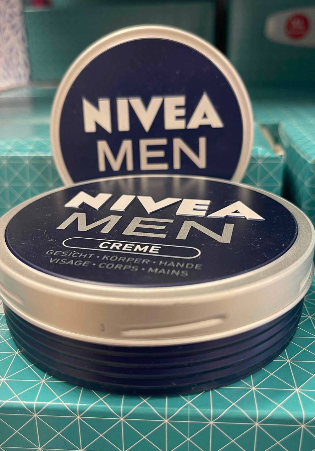 Nivea-Men-Gesichtscreme-Test: Zwei Dosen hintereinander.