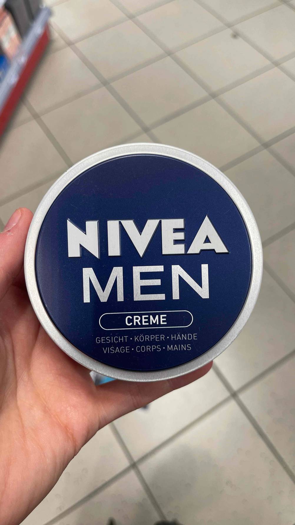 Im Test: Die Nivea-Men-Gesichtscreme von oben.