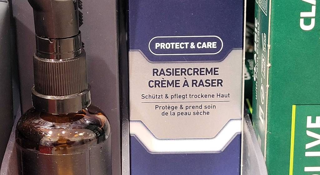 Rasiercreme im Test: Auf der Verpackung stehen Informationen zur Wirkung.