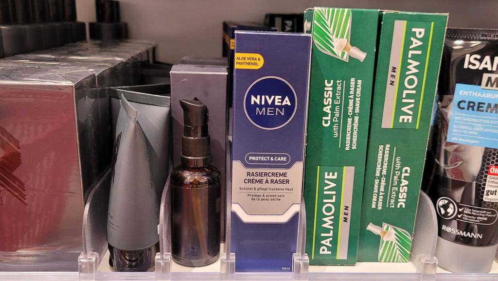 Im Test: Eine verpackte Rasiercreme steht neben anderen Produkten in einem Regal.