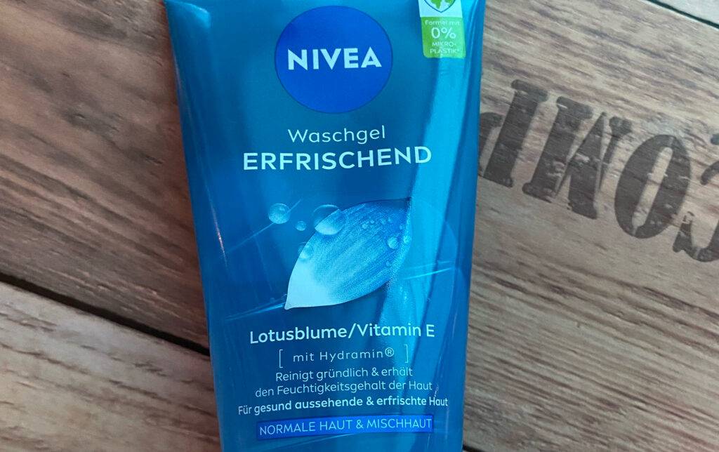 Die getestete, milde Gesichtsreinigung von Nivea befindet sich in Form von Waschgel in einer blauen Tube auf einer Holzoberfläche.
