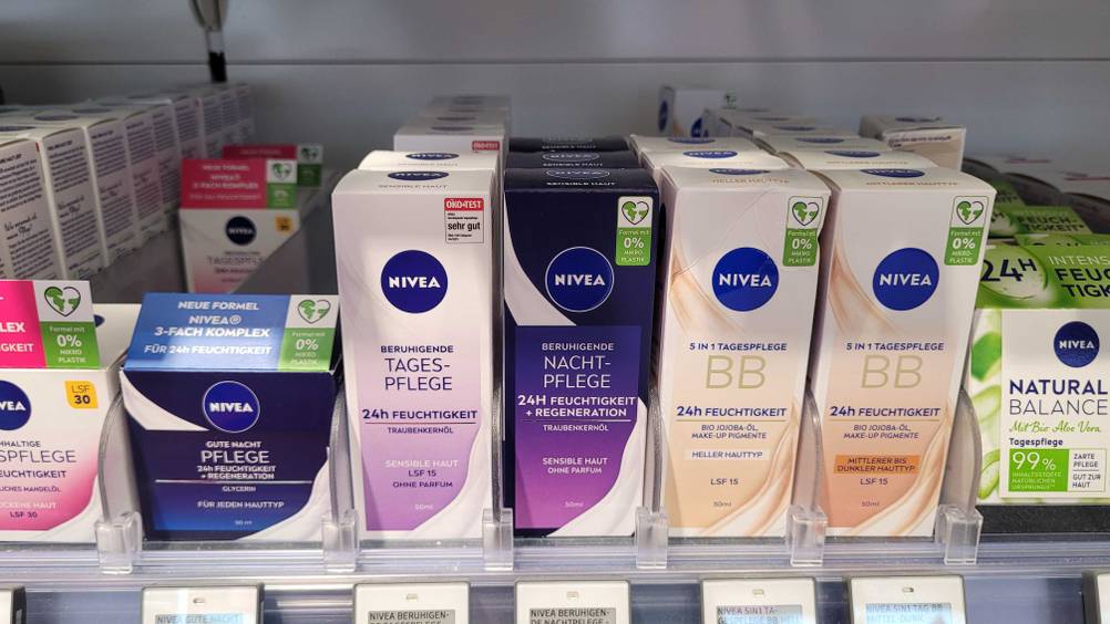 In einem Verkaufsregal steht neben anderen Produkten die getestete Nivea-Nachtcreme.