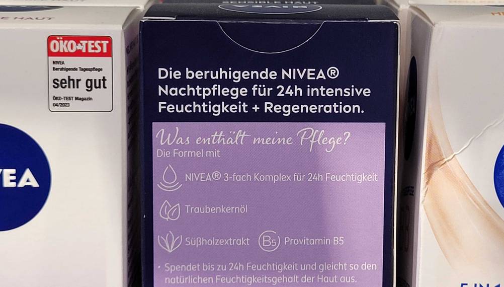 Nivea-Nachtcreme im Test: Nahaufnahme der Rückseite der Verpackung mit Informationen.