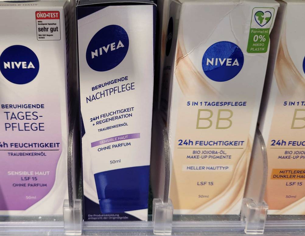 Seitenansicht der Verpackung der getesteten Nivea-Nachtcreme im Verkaufsregal.