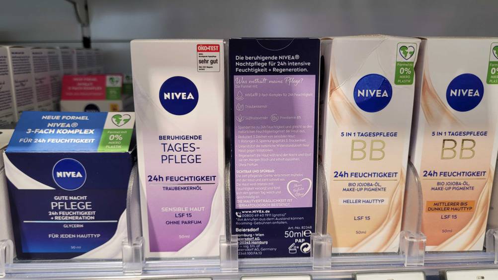 Getestet: Die Nivea-Nachtcreme steht mit der Rückseite nach vorne im Vekaufsregal.