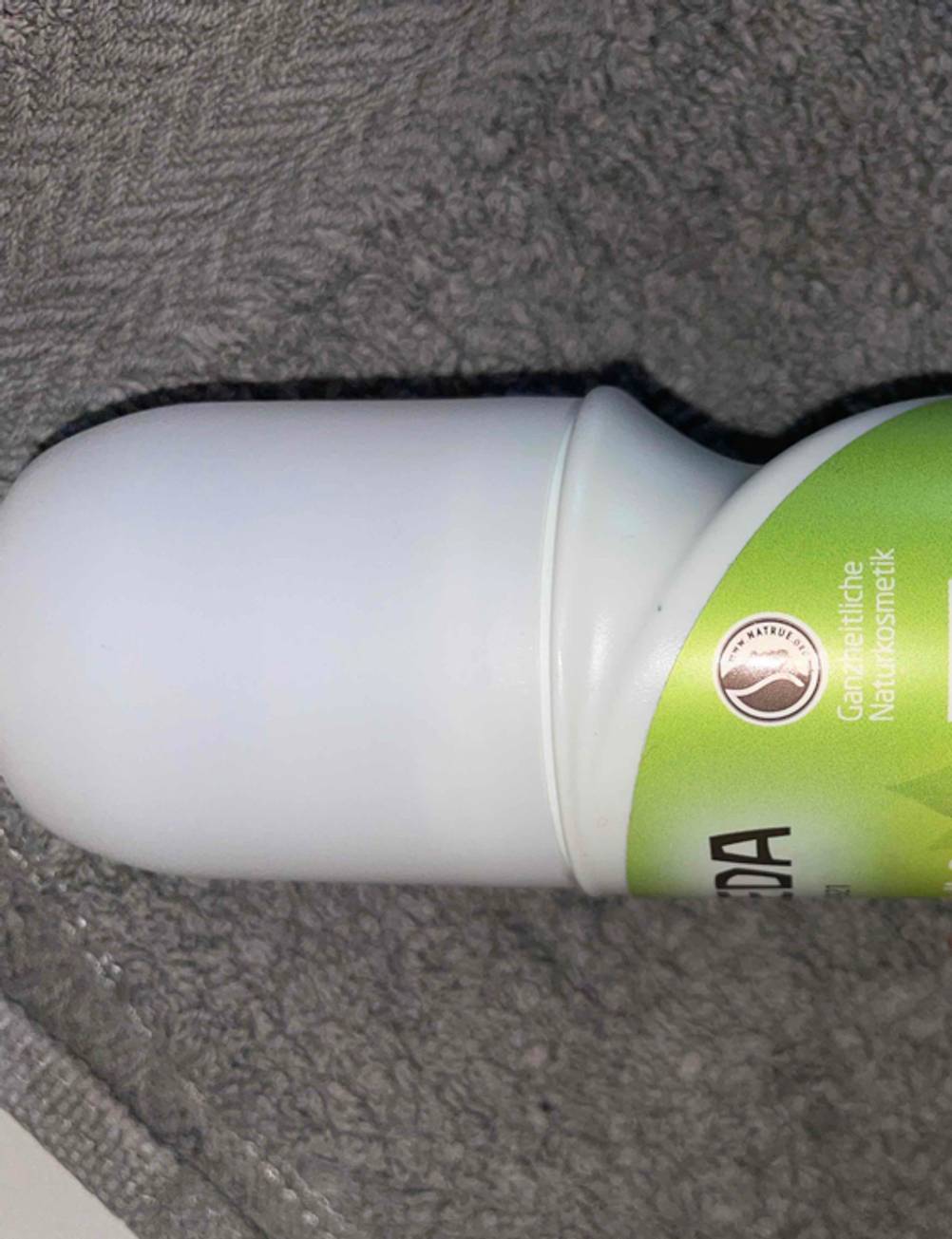 Im Test: Detailaufnahme der Verschlusskappe eines Deo-Rollers für Damen.