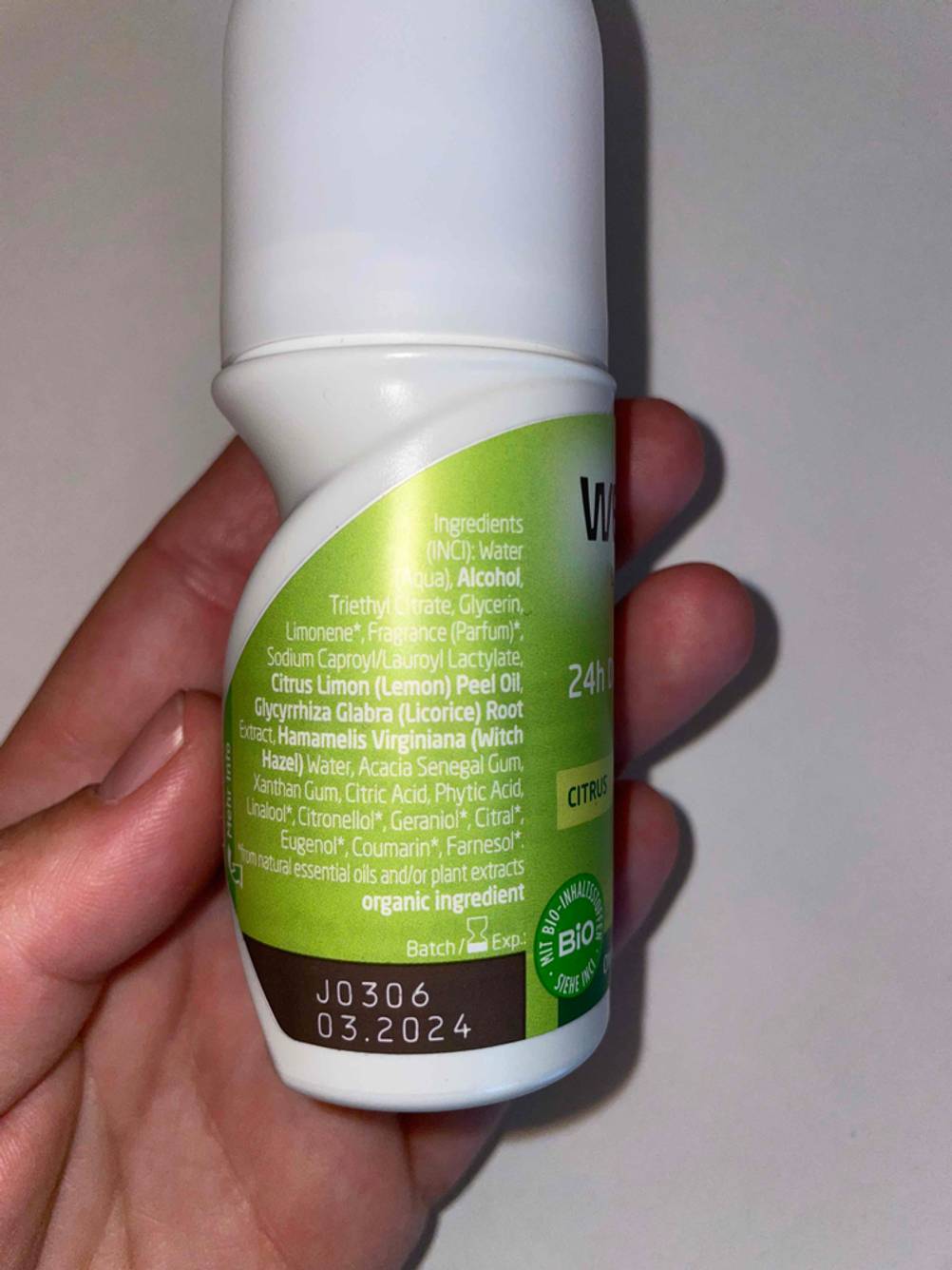 Deo-Roller Damen getestet: Nahaufnahme des Labels seitlich mit den Inhaltstoffen.