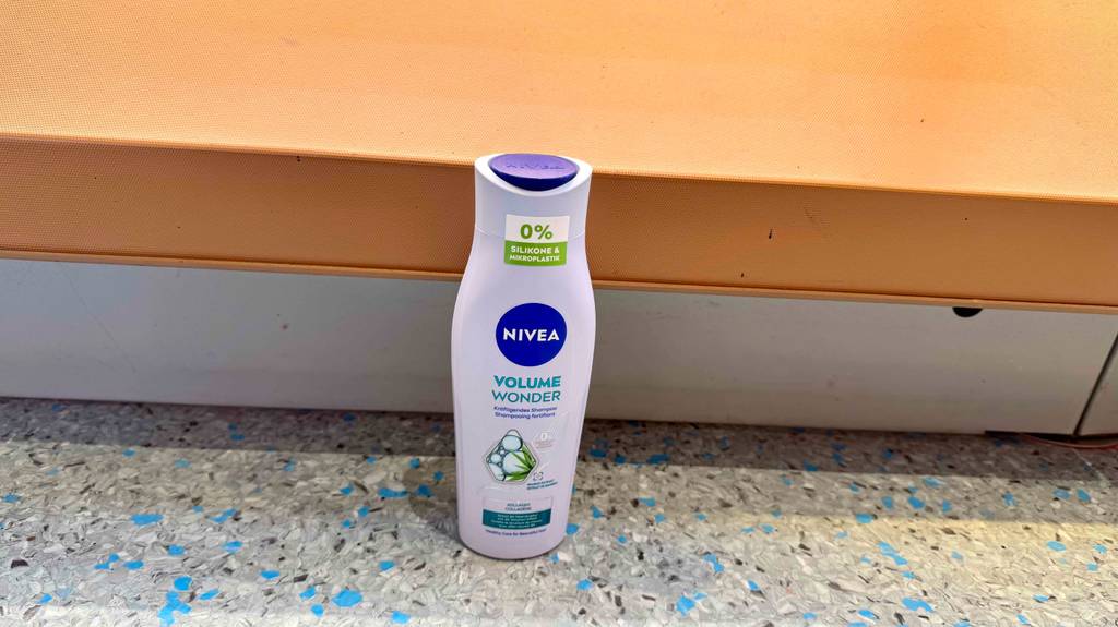 NIVEA Shampoo im Test steht in einer Kunststoffflasche auf dem Boden.