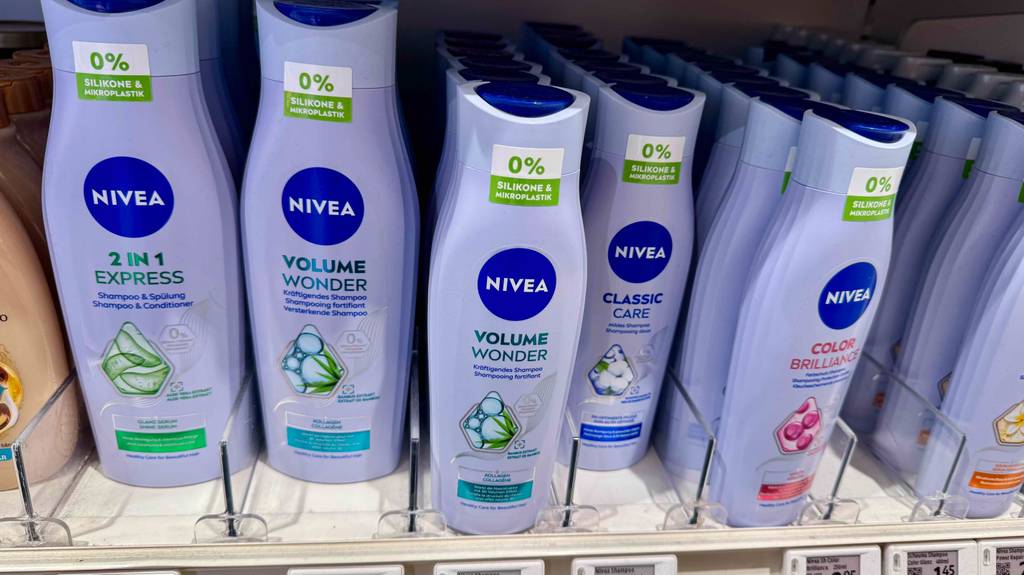 NIVEA Shampoo im Test steht mit weiteren NIVEA Haarpflegeprodukten auf einem Regal im Drogeriemarkt.