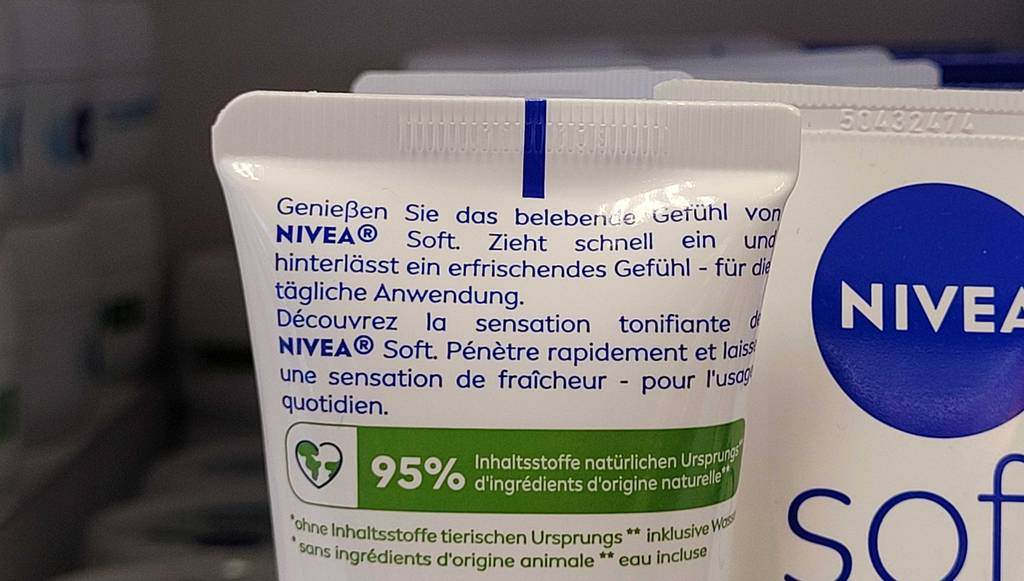 Auf der Rückseite einer Tube getesteter Nivea-Gesichtscreme stehen Informationen zur Anwendung.