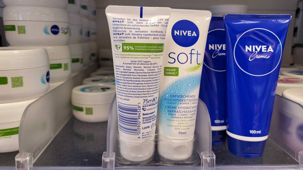 Nivea-Gesichtscreme-Test: Eine Tube steht mit der Rückseite nach vorn neben weiteren Tuben in einem Regal.