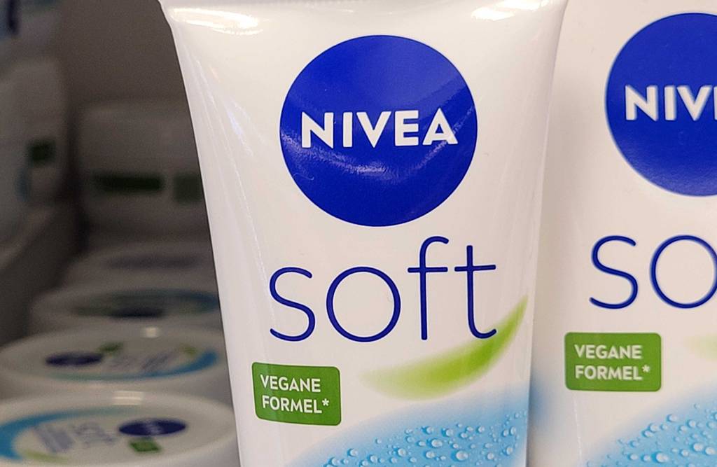 Nivea-Gesichtscreme im Test: Auf der Tube steht ein Hinweis auf eine vegane Formel.