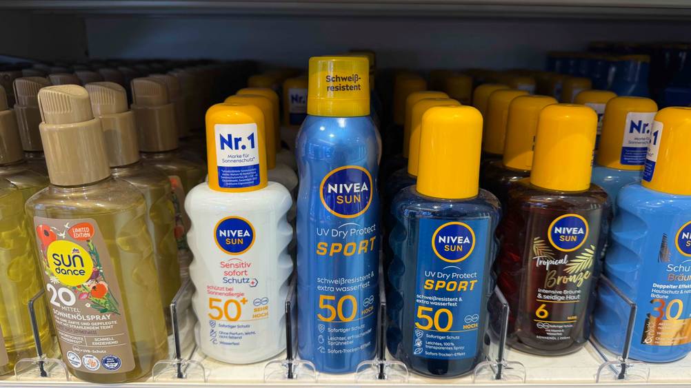 Mehrere Dosen des getesteten Nivea-Sonnensprays in einem Verkaufsregal.