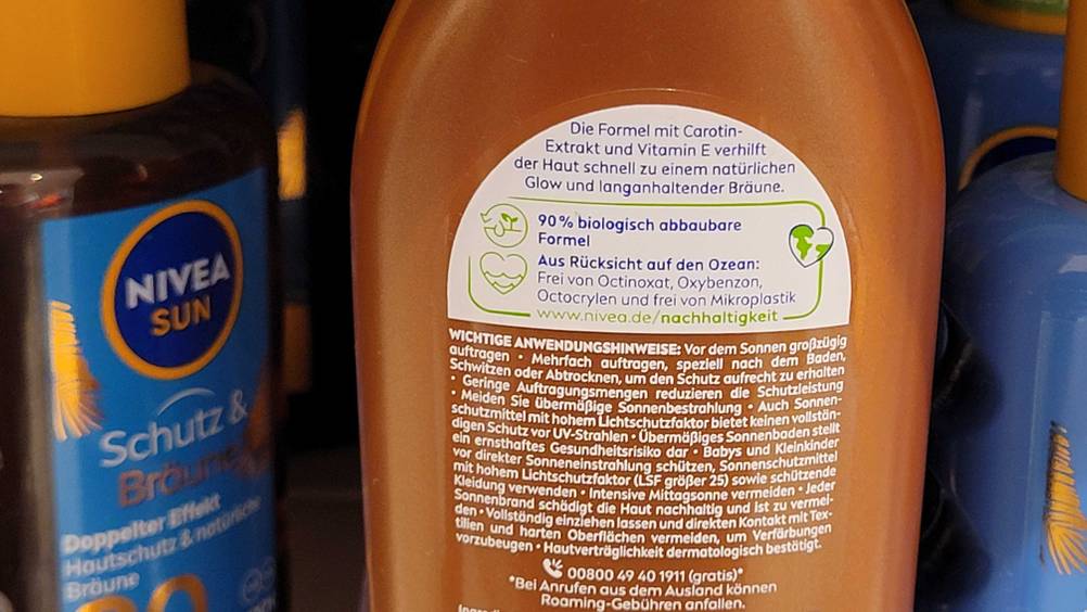 Bräunungsbeschleuniger im Test: Nahaufnahme einer braunen Kunststoffflasche mit rückseitiger Anwendungsbeschreibung.