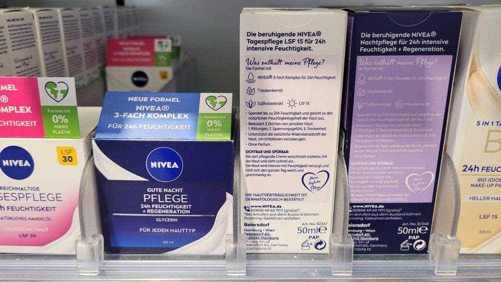 Eine Nivea-Tagescreme im Test in einem Verkaufsregal mit der Rückseite nach vorne.