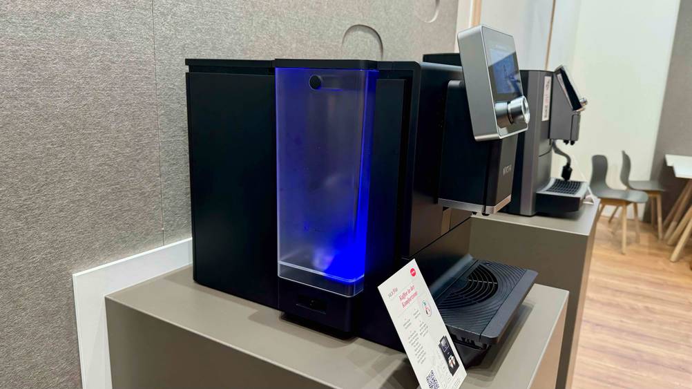 Nivona-Kaffeevollautomat im Test: Seitenansicht mit Wasserbehälter.