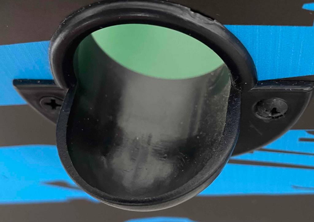 Detailansicht der Balleingabe eines getesteten klappbaren Tischkickers in Blau und Schwarz.