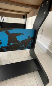 Nahaufnahme des schwarz-blauen Untergestells mit stilisiertem Fußballspieler eines getesteten klappbaren Tischkickers.