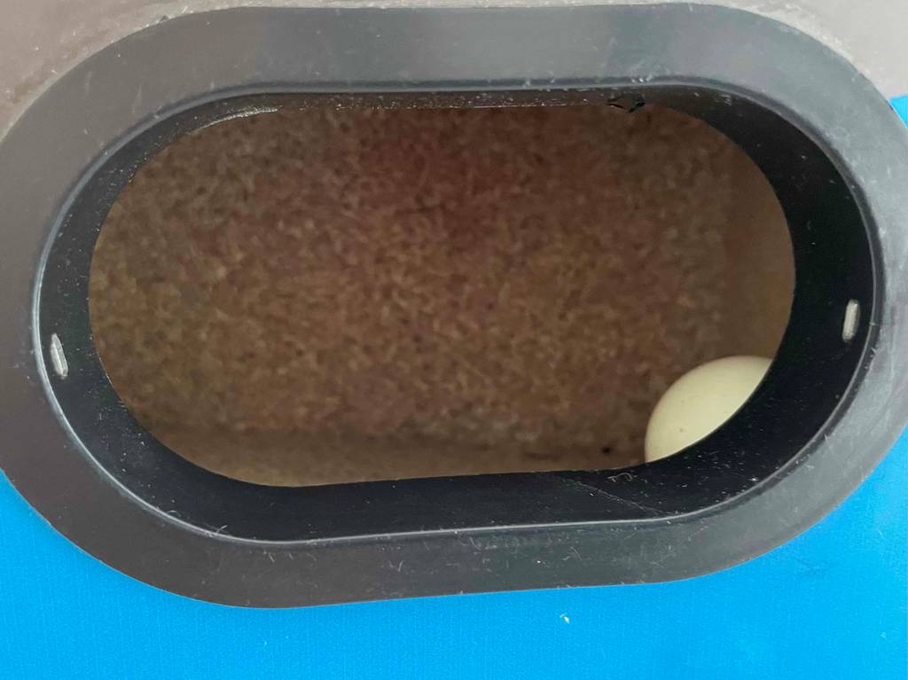 Detailansicht der Ballausgabe eines getesteten klappbaren Tischkickers.