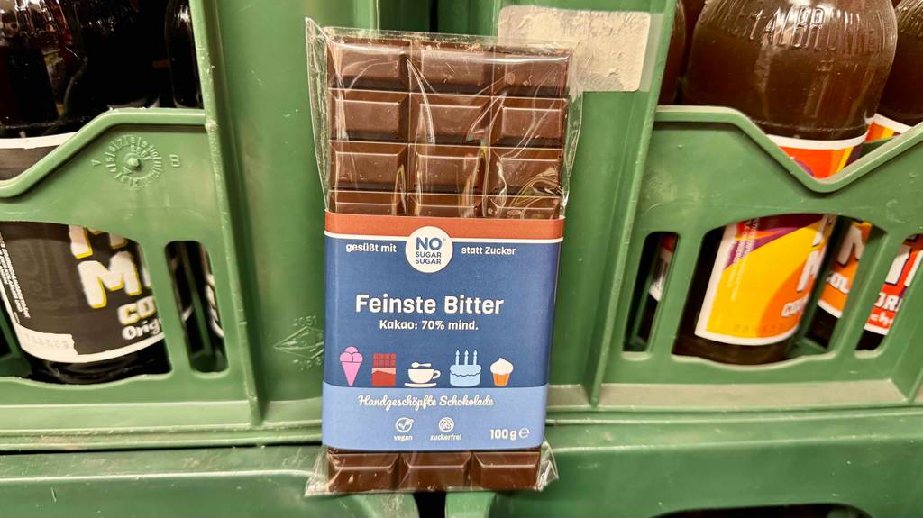 Im Test: Eine Tafel zuckerfreie-Schokolade lehnt an eine Getränkekiste.