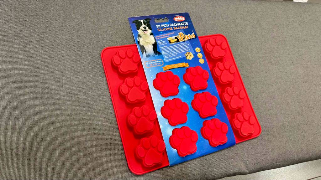 Eine Backmatte für Hundekekse liegt zum testen auf einer grauen Fläche.