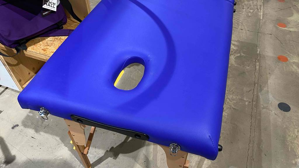 Detailansicht einer Aussparung im unteren Bereich der blauen Massageliege im Test.