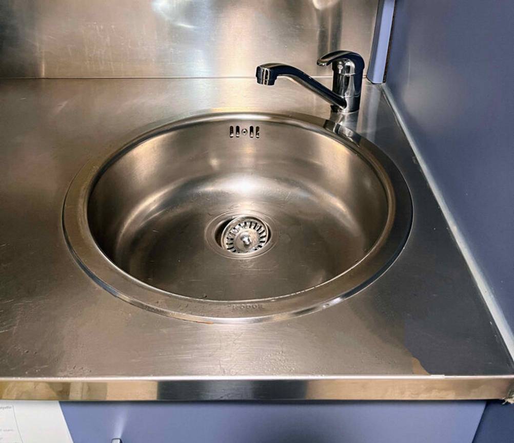 Im Test: eine Küchenspüle aus Edelstahl ist in einer Edelstahl-Arbeitsfläche inklusive Armatur eingelassen.