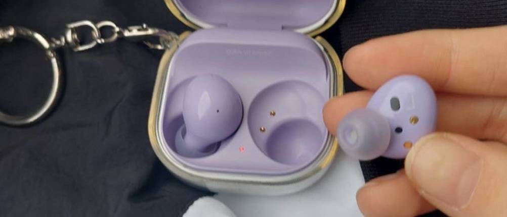 Noise-Cancelling-Kopfhörer: In-Ear-Kopfhörer in einem lilafarbenen Schutzcase 
