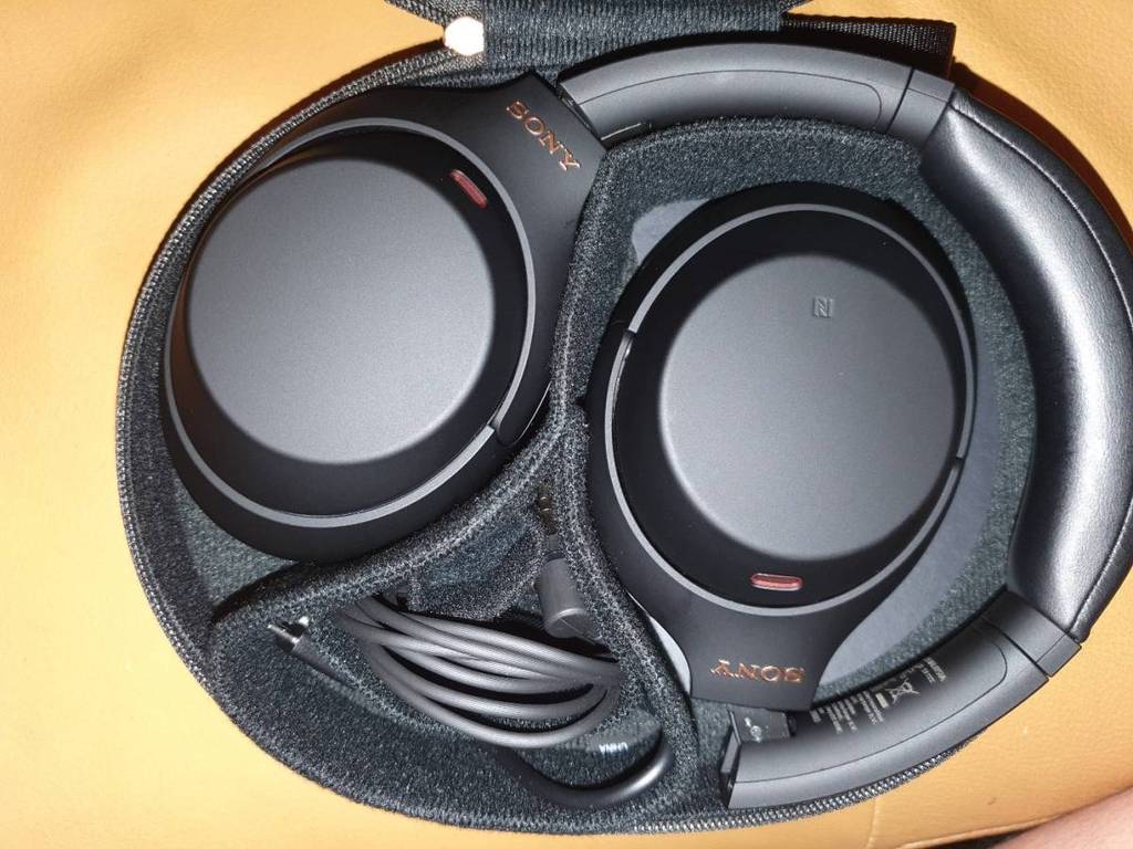 Noise-Cancelling-Kopfhörer-Test: Kopfhörer, die zusammengefaltet in einem Case liegen