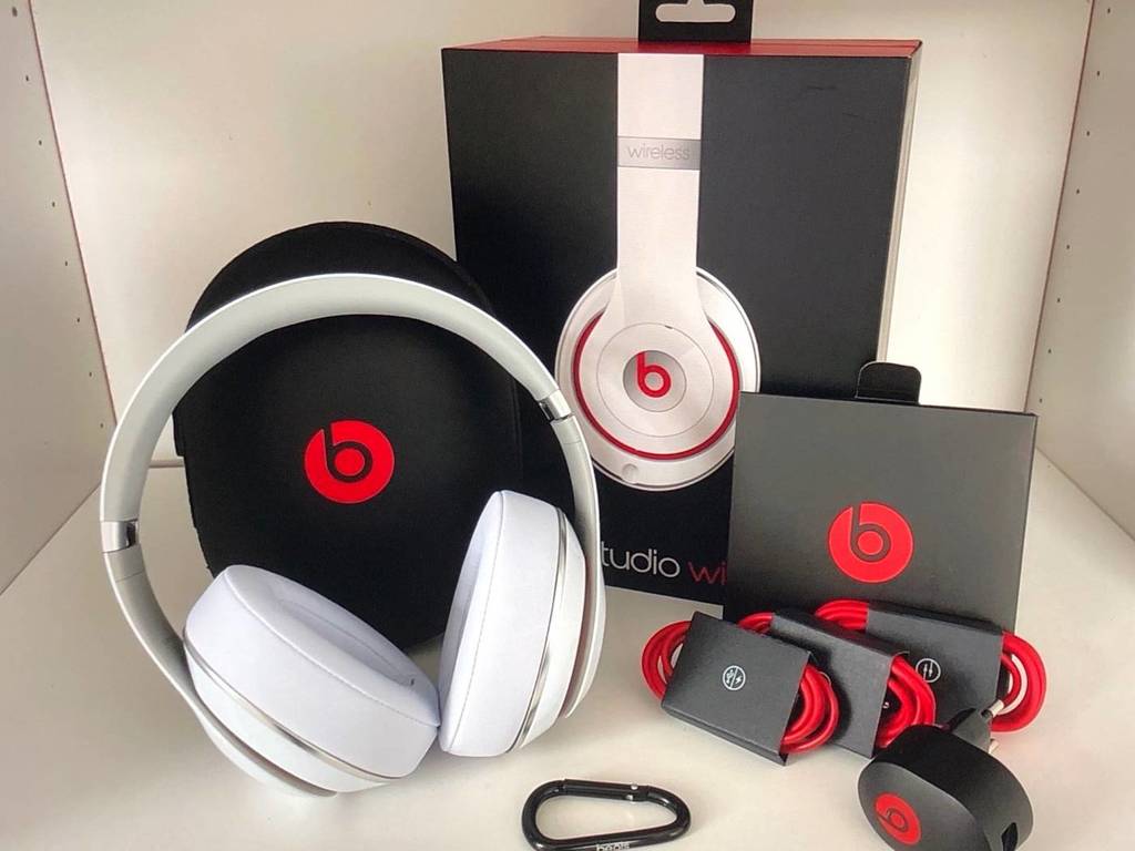 Noise-Cancelling-Kopfhörer-Test: ausgepackte Beats-Kopfhörer mit Zubehör auf einer weißen Unterlage